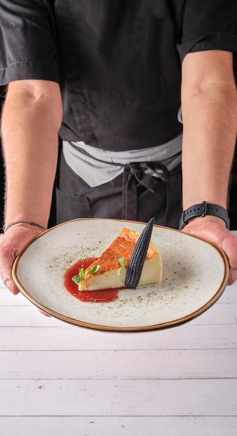 Bucătar pregătind farfurie